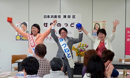 「女性のつどい」で激励にこたえる（左から）いわぶちさん、森さんと、吉岡ひろ子党清田区市政相談室長
