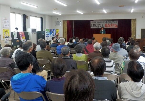 日本の未来を切りひらく日本共産党の役割について熱く語る紙智子さんの講演を聞く参加者