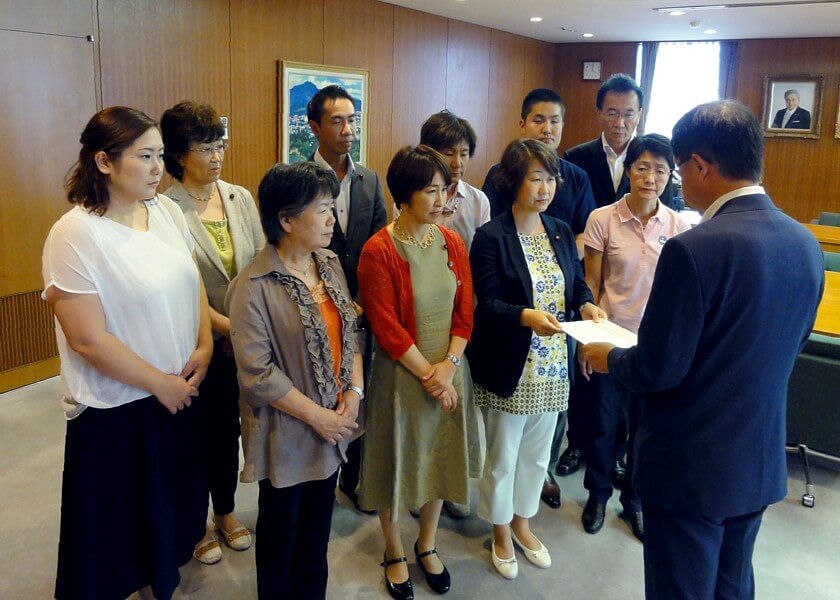 町田副市長（右側）に要請する日本共産党の各市議と吉岡ひろ子さん（前列左端）ら市議候補予定者