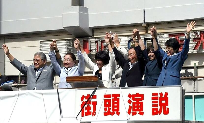 声援にこたえる（右から）紙議員、池田さん、（1人おいて）、森議員、豊巻さん、上田さん